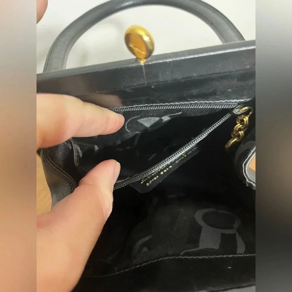 Vintage Salvatore Ferragamo Vala‎ Small Black Leather purse - Picture 9 of 15